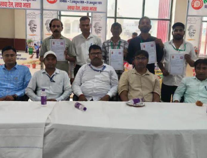 गया स्टेशन पर स्वच्छता पखवाड़ा के समापन पर सफाईकर्मियों को किया गया सम्मानित