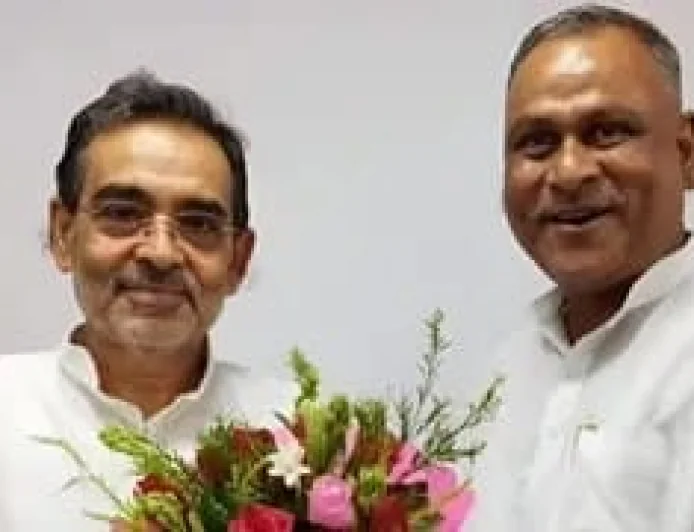 सारण शिक्षक MLC चुनाव में रामपुकार सिन्हा का यू-टर्न, NDA प्रत्याशी आनंद पुष्कर को समर्थन देने का ऐलान