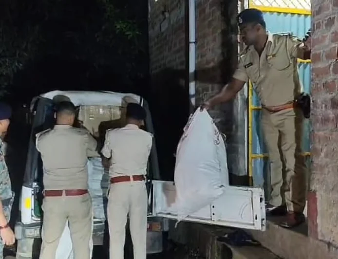 मुंगेर में नकली सिगरेट के अवैध कारोबार का खुलासा, चुरंबा में छापेमारी कर भारी मात्रा में सिगरेट और रैपर बरामद