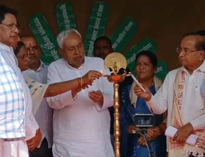 गया में ‘20 साल बेमिसाल’ प्रदर्शनी का नीतीश कुमार ने किया उद्घाटन, कम समय में कार्यक्रम खत्म कर लौटे पूर्व सीएम