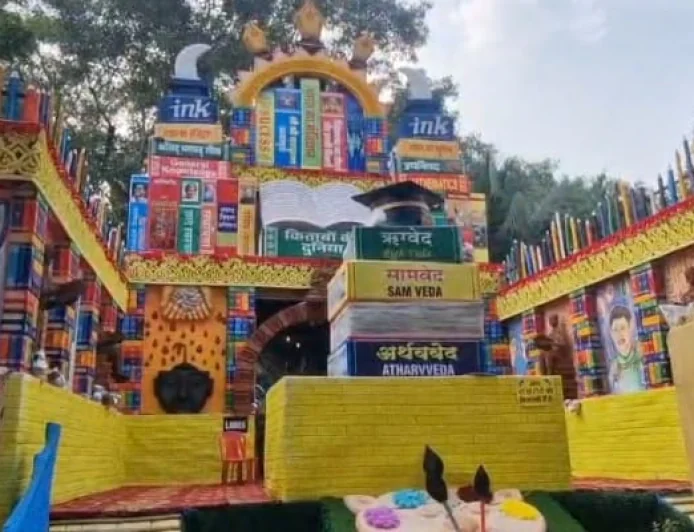 मोबाइल के दौर में किताबों का संदेश दे रहा जमशेदपुर का दुर्गा पूजा पंडाल, कॉपी-पेंसिल से की गई अनोखी सजावट