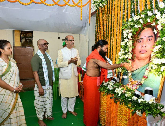 हेमंत सोरेन की मां रूपी सोरेन को श्रद्धांजलि देने पहुंचे बाबा रामदेव