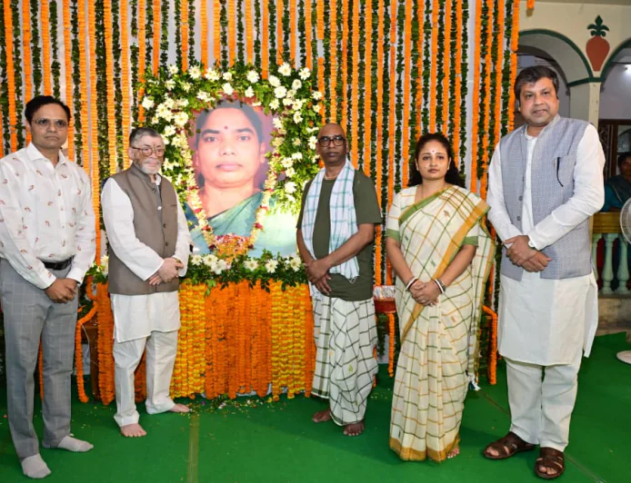 मुख्यमंत्री हेमंत सोरेन की माता रूपी सोरेन को राज्यपाल संतोष कुमार गंगवार ने दी श्रद्धांजलि, नेमरा पहुंचकर जताया शोक