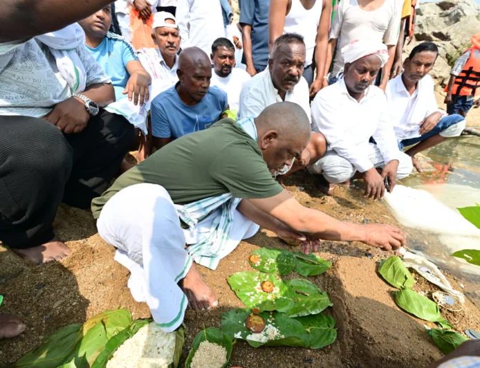 मुख्यमंत्री ने नम आंखों से अपनी माता स्व. रूपी सोरेन की अस्थियां रजरप्पा के दामोदर-भैरवी संगम तट पर किया विसर्जित