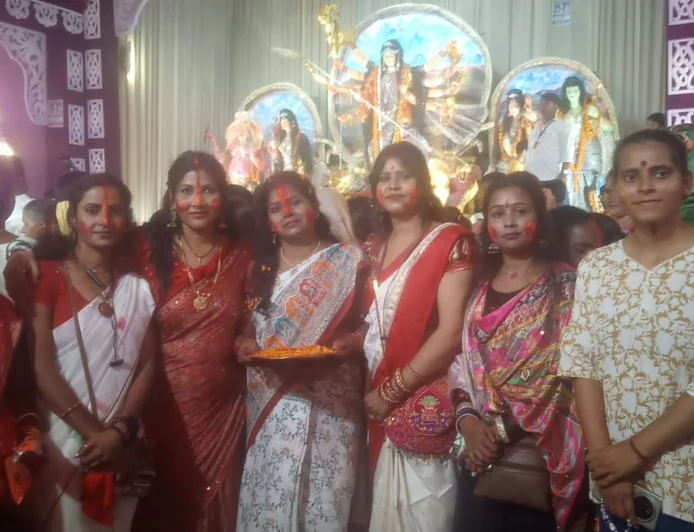 घुघरीताड़ में सिंदूर खेला से सराबोर हुआ बजरंग क्लब, एक दिन बाद होगी मां दुर्गा की विदाई