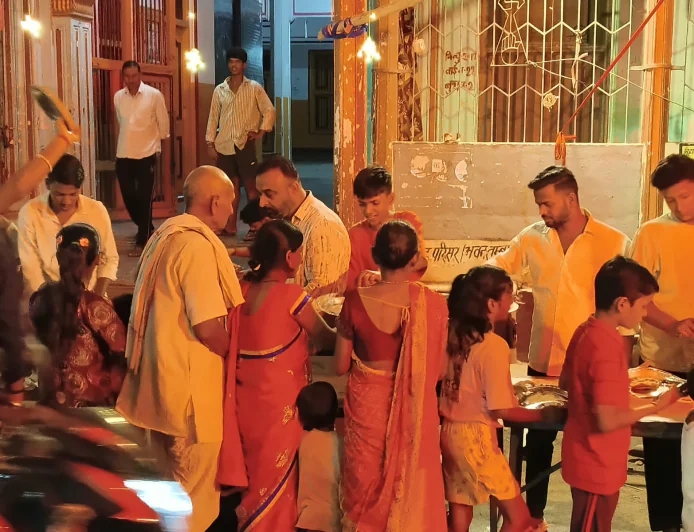 रमना रोड महादेव घाट पर मां दुर्गा के भक्तों के बीच भंडारे का आयोजन, श्रद्धालुओं ने प्रसाद ग्रहण कर मां दुर्गा का लिया आशीर्वाद