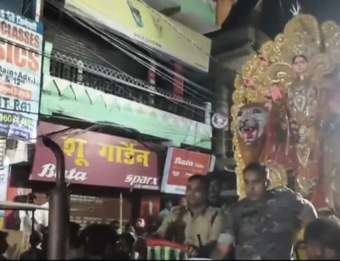 पटना सिटी में विजयदशमी पर खूनी झड़प, 16 वर्षीय कुंदन की मौत; प्रतिमा और डीजे ट्रॉली छोड़ भागे लोग