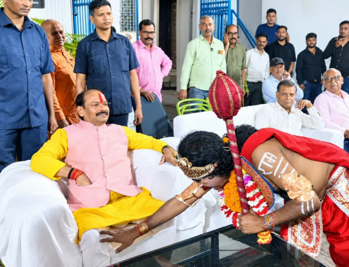 इरफान अंसारी का रघुवर दास पर हमला, बोले- ‘झारखंड को तो निगल गए, कम से कम भक्तों को तो बख्श दीजिए’