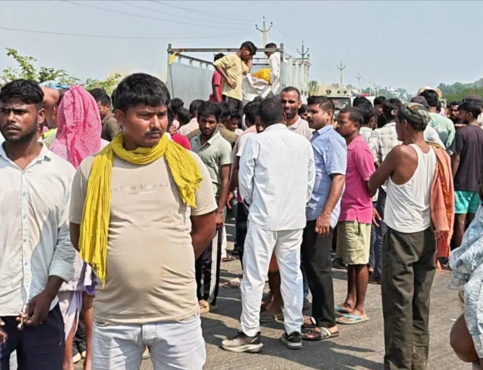 NH-82 वजीरगंज में सड़क दुर्घटना में बाइक सवार एक युवक का मौत, दूसरा गंभीर घायल, सड़क जाम से आवागमन बाधित