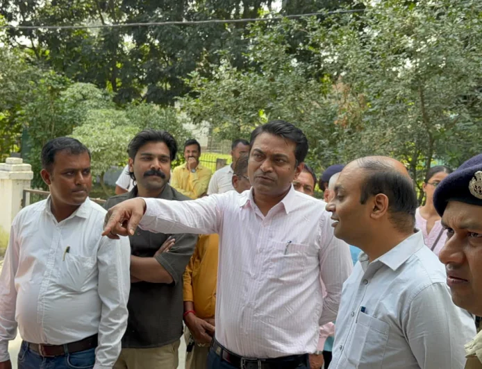 समस्तीपुर में MLC चुनाव को लेकर मतदान जारी, डीएम रोशन कुशवाहा ने बूथों का लिया जायजा