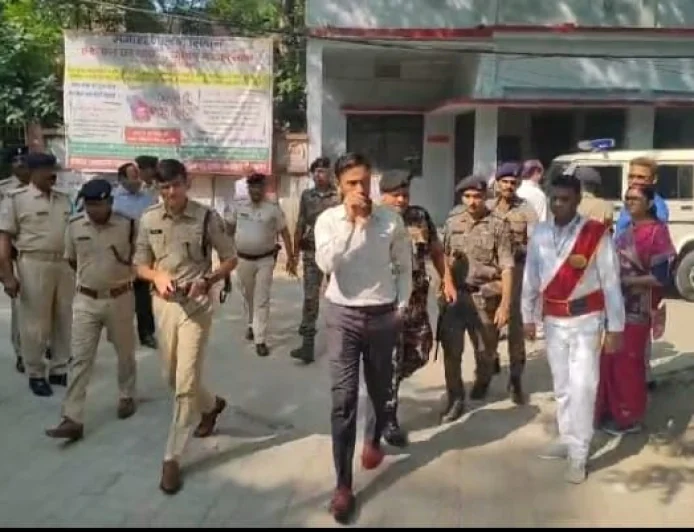 सीवान में शांतिपूर्ण तरीके से जारी है MLC चुनाव का मतदान, DM और SP ने बूथों का किया निरीक्षण