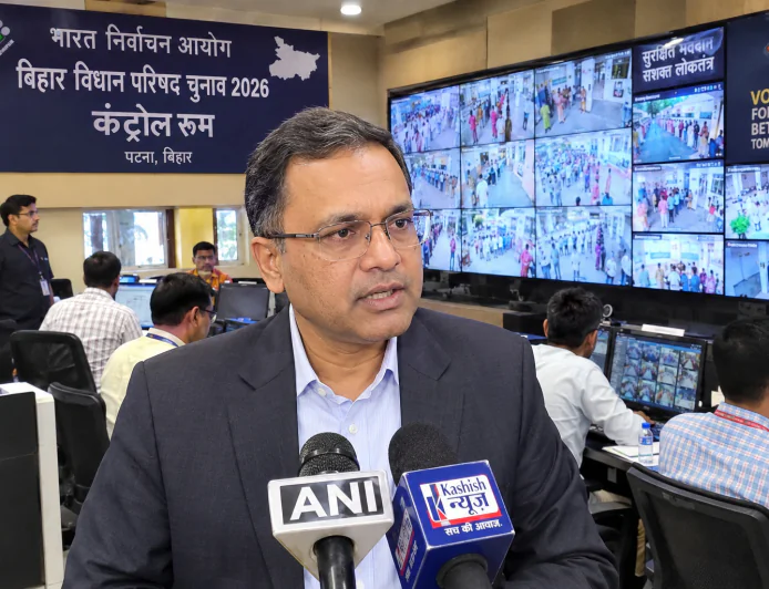 बिहार विधान परिषद की 8 सीटों पर मतदान जारी, कंट्रोल रूम से चुनाव आयोग की पैनी नजर
