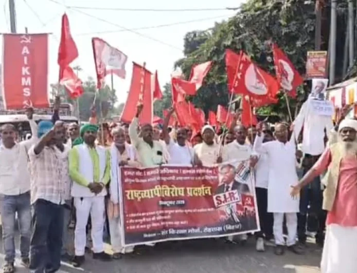 सासाराम में संयुक्त किसान मोर्चा का प्रदर्शन, मुख्य चुनाव आयुक्त ज्ञानेश कुमार का पुतला दहन