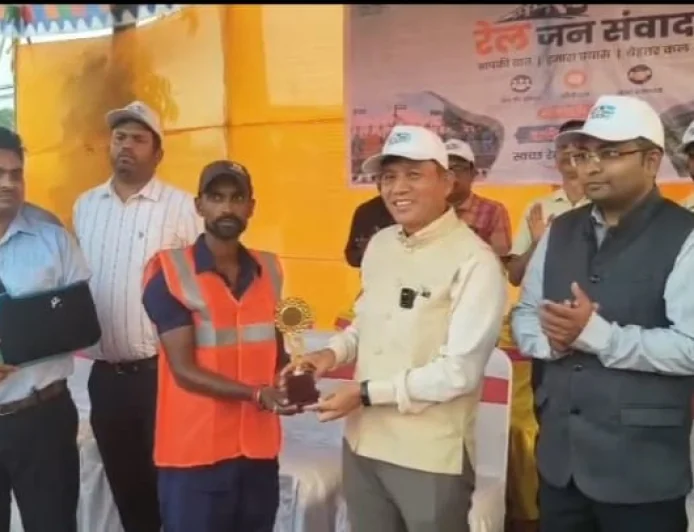 कटिहार रेल मंडल के सभी स्टेशनों पर ‘रेल जन संवाद’, DRM ने यात्रियों से लिया फीडबैक