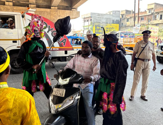रांची में सड़क सुरक्षा अभियान, 700 वाहन चालकों को दिया गया सुरक्षित सफर का संदेश
