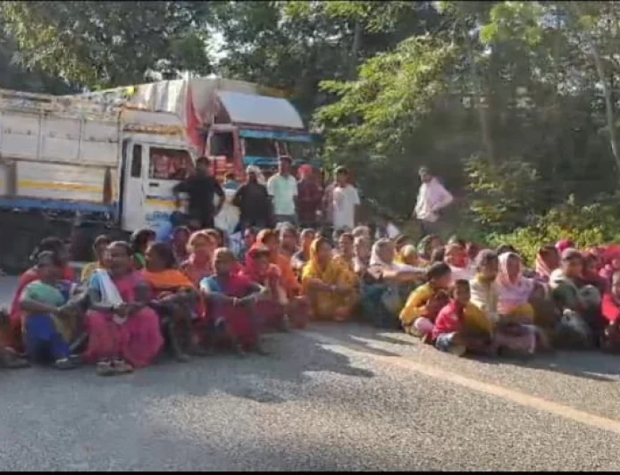 घाघरा में सड़क हादसे में चाचा-भतीजे की मौत, मुआवजे की मांग पर NH-143A जाम