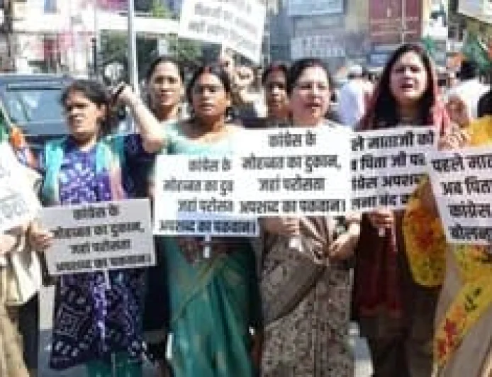 खरगे की टिप्पणी पर पटना में BJP का प्रदर्शन, कांग्रेस अध्यक्ष से सार्वजनिक माफी की मांग