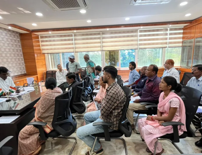 रांची में जनता दरबार: 90% दिव्यांग कुलवंश महतो को मिली इलेक्ट्रिक ट्राईसाइकिल, डीसी ने अधिकारियों को दिए त्वरित कार्रवाई के निर्देश