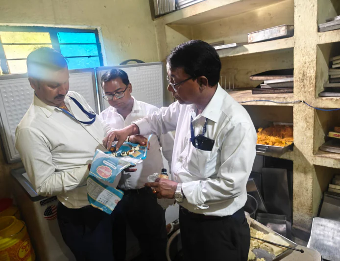 पटना में मिठाई दुकानों पर खाद्य विभाग की बड़ी कार्रवाई, 2,060 किलो मिठाई जब्त; आकाश स्वीट्स और माखन भोग पर गिरी गाज
