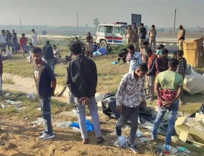 दिवाली पर घर लौट रहे बिहार के मजदूरों से भरी स्लीपर बस गंगा एक्सप्रेसवे पर पलटी, 20 से ज्यादा घायल; 150 यात्रियों के सवार होने की सूचना