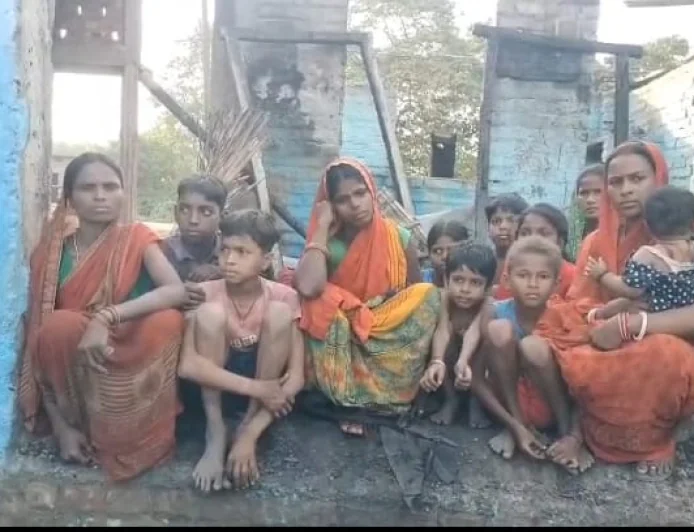 कटिहार में अग्निपीड़ितों को राहत के नाम पर एक्सपायरी सामान! 10 परिवार बेघर, 24 घंटे बाद भी भोजन का इंतजार
