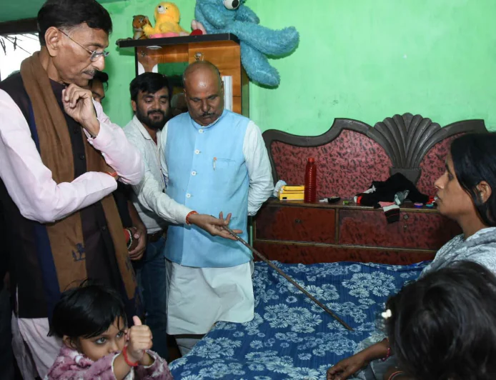 रांची में डकैती से दहशत: पीड़ित परिवार से मिले केंद्रीय रक्षा राज्यमंत्री संजय सेठ, समरी लाल ने दिया मदद का भरोसा