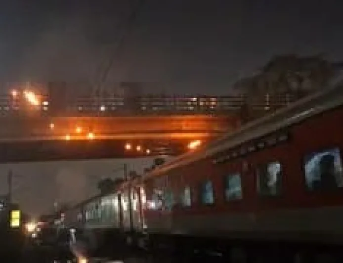 पटना में रेलवे ट्रैक के ऊपर केबल में लगी आग, संपूर्ण क्रांति और राजधानी एक्सप्रेस समेत कई ट्रेनें लेट