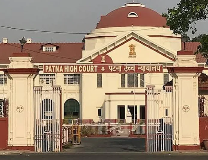 पटना हाईकोर्ट का बड़ा फैसला: फर्जी शौचालय फोटो और चुनावी बयानबाजी के मामले में ग्रामीण आवास सहायक की बर्खास्तगी बरकरार