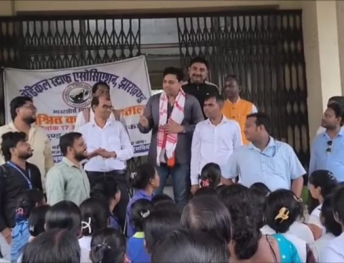 दुमका में 12 महीने से वेतन नहीं मिलने पर आउटसोर्सिंग स्वास्थ्यकर्मियों का हल्ला बोल, झाड़ू-कुदाल लेकर श्रम अधीक्षक कार्यालय पहुंचे
