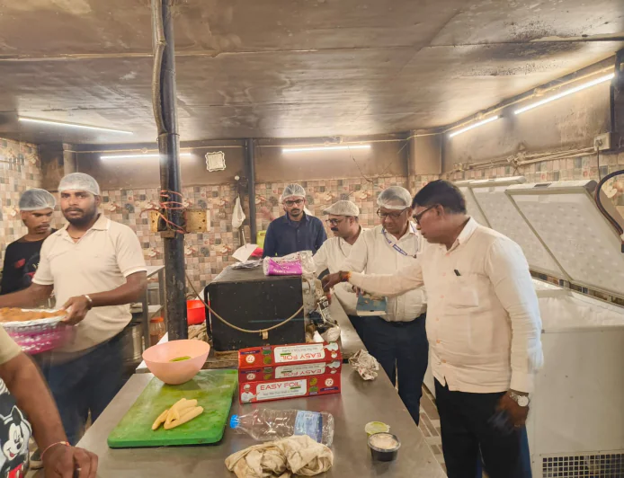 पटना में होटलों और रेस्टोरेंट पर खाद्य विभाग की जांच, ₹2,774 का खाद्य पदार्थ जब्त कर किया नष्ट