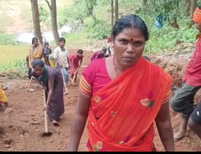 हजारीबाग के हेसाकोचा में विकास के दावों की खुली पोल, 5 KM सड़क के लिए खुद फावड़ा लेकर उतरे आदिवासी; खटिया पर ढोए जाते हैं मरीज