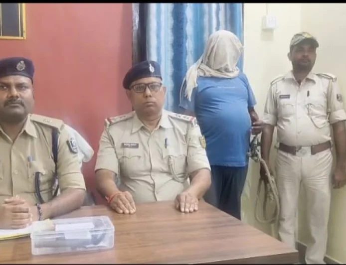 वैशाली में सोशल मीडिया पर हथियार लहराने वाला युवक गिरफ्तार, घर से देसी कट्टा और जिंदा कारतूस बरामद