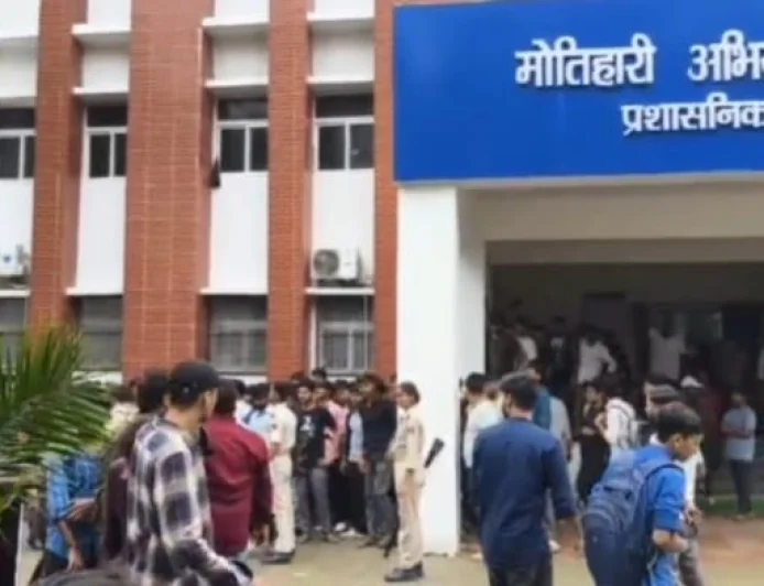 मोतिहारी इंजीनियरिंग कॉलेज में सीनियर-जूनियर छात्रों के बीच हिंसक झड़प, जमकर हुई मारपीट; पुलिस ने संभाला मोर्चा