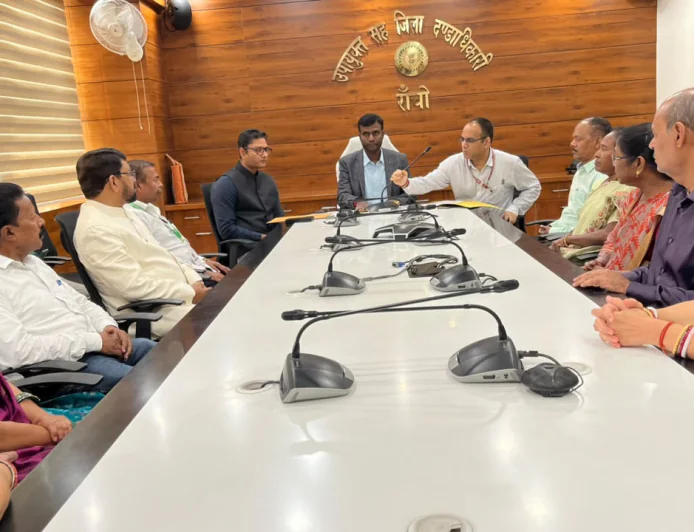 रांची में 16 सेवानिवृत्त शिक्षक-कर्मचारियों को मिला सम्मान, DC मंजूनाथ भजंत्री ने कहा- सेवानिवृत्ति नहीं, जीवन का नया अध्याय शुरू हुआ