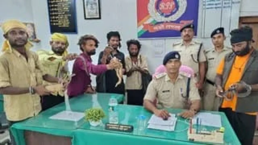 जनसेवा एक्सप्रेस में सांप दिखाकर वसूली, यात्रियों की शिकायत पर आरपीएफ का एक्शन, दिघवारा में छह सपेरे पकड़े गए