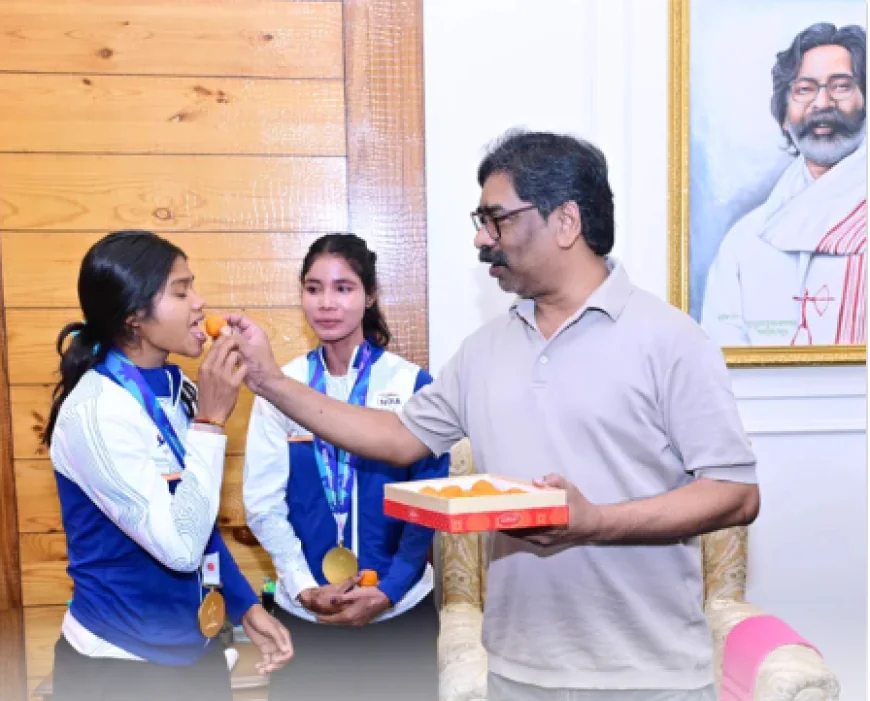 झारखंड की चैंपियन बेटियों से मिले सीएम हेमंत सोरेन, एशियन गेम्स में स्वर्ण पदक जीतने पर दी बधाई