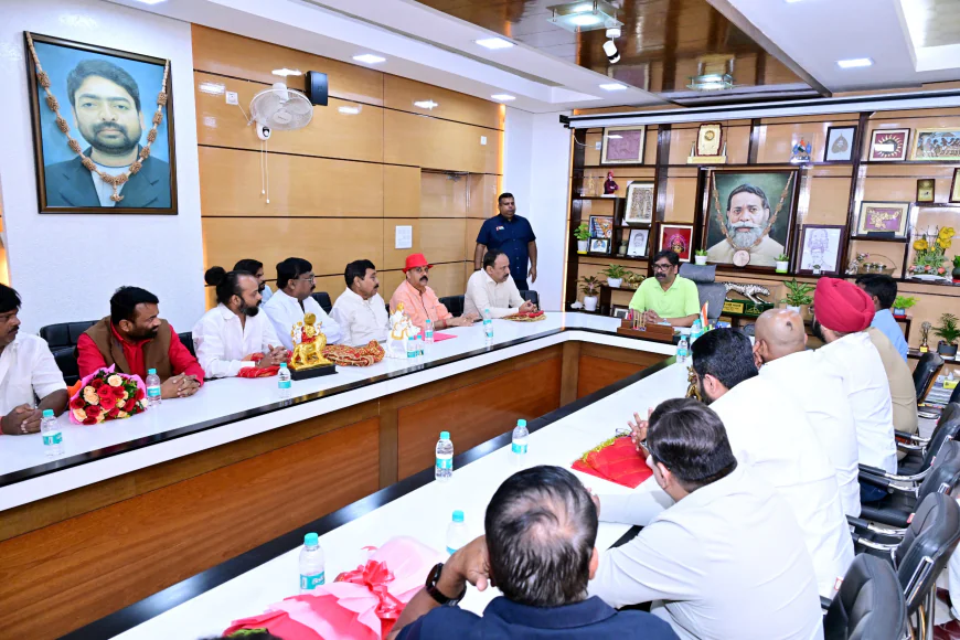 CM हेमंत सोरेन से रांची की दुर्गा पूजा समितियों ने की मुलाकात, पंडाल भ्रमण का दिया न्योता; नशामुक्ति और इको-फ्रेंडली विसर्जन पर जोर