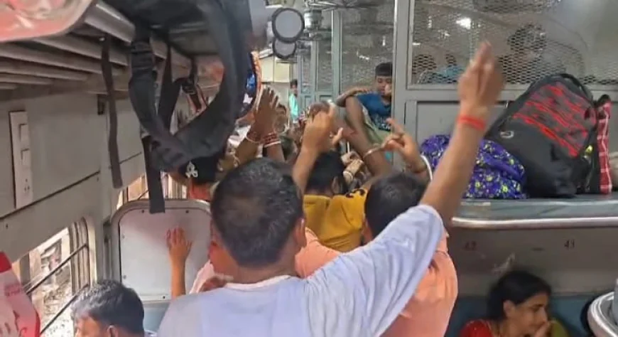 बाढ़ रेलवे स्टेशन पर भजन-कीर्तन का अद्भुत नजारा, ट्रेन में श्रद्धालुओं के साथ झूमते दिखे यात्री