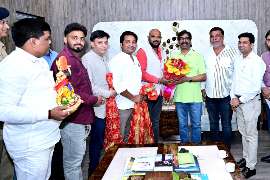 CM हेमंत सोरेन से दशहरा समितियों के प्रतिनिधिमंडल ने की मुलाकात, 20 अक्टूबर के रावण दहन कार्यक्रम में शामिल होने का दिया न्योता