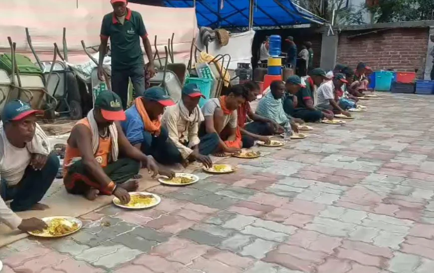 पितृपक्ष मेले में सफाई कर्मचारियों के लिए भोजन की भी व्यवस्था