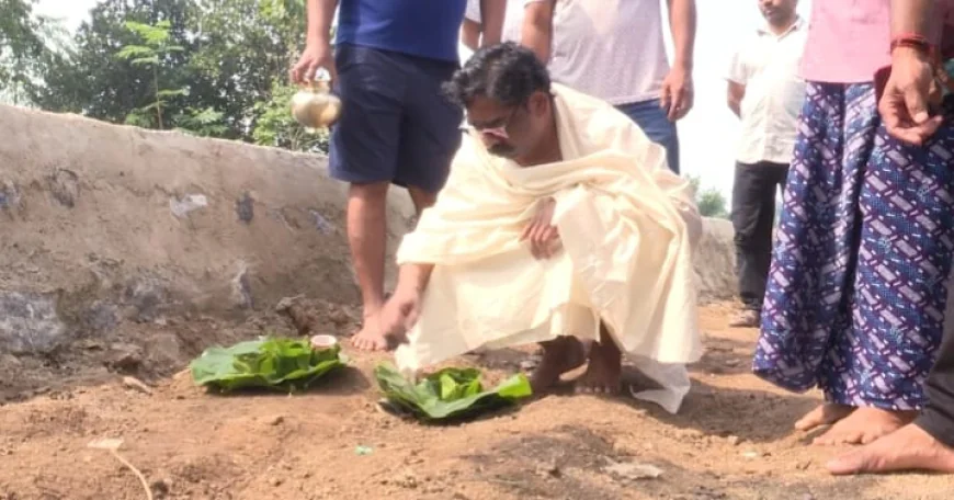 मां रूपी सोरेन की स्मृति में हेमंत सोरेन ने निभाई पारंपरिक रस्म, नेमरा में परिजनों के साथ किया भोजन परोसने का संस्कार
