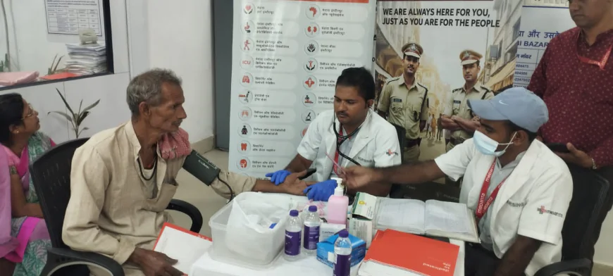 एसबीआई मोतिहारी बाजार शाखा ने पेंशनभोगियों के लिए लगाया स्वास्थ्य जांच शिविर