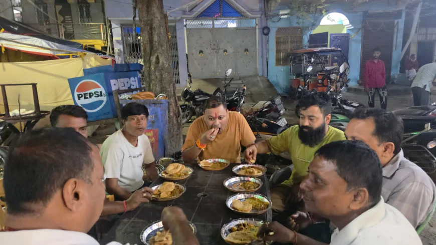 सेवा दिवस पर सामूहिक भंडारे का आयोजन, एक पंगत में बैठे सभी वर्गों के लोग