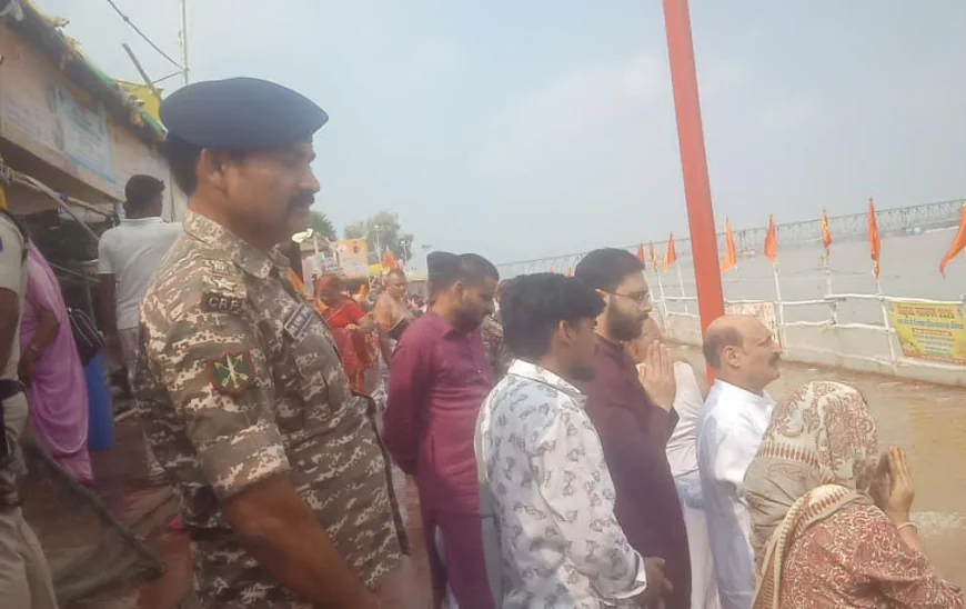 बिहार सेक्टर के पुलिस महानिरीक्षक राज कुमार ने धर्मपत्नी के साथ किया पितरों का तर्पण