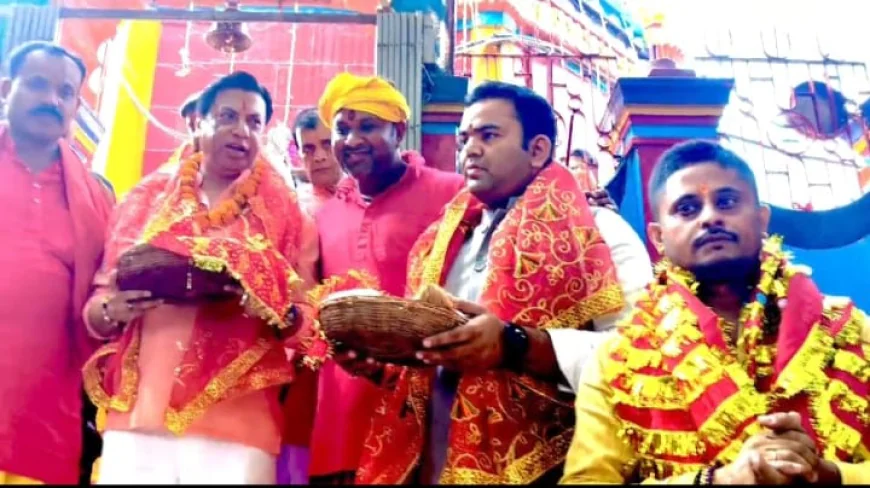 मां छिन्नमस्तिका के दरबार में पहुंचे बॉलीवुड निर्देशक मधुर भंडारकर, बोले- यहां की अलौकिक ऊर्जा अद्भुत है
