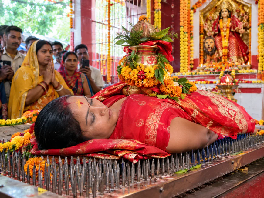 समस्तीपुर: सैकड़ों कीलों पर लेटकर सीने पर कलश रख मां दुर्गा की आराधना कर रहीं मधु माला