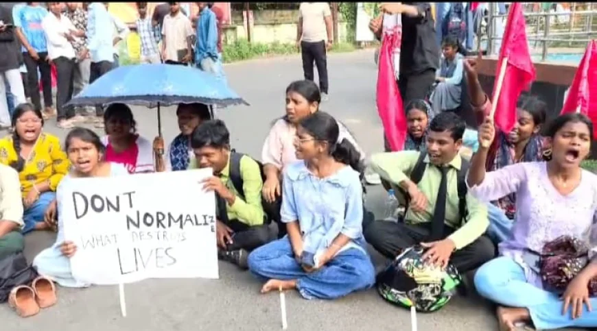 दुमका में नाबालिग की मौत पर उबाल, न्याय की मांग को लेकर छात्रों ने किया सड़क जाम; आरोपियों की गिरफ्तारी की मांग