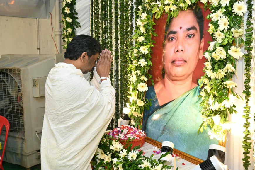 मां रूपी सोरेन के श्राद्धकर्म में पारंपरिक रस्में निभा रहे मुख्यमंत्री हेमंत सोरेन, नेमरा स्थित पैतृक आवास पर किया स्मरण