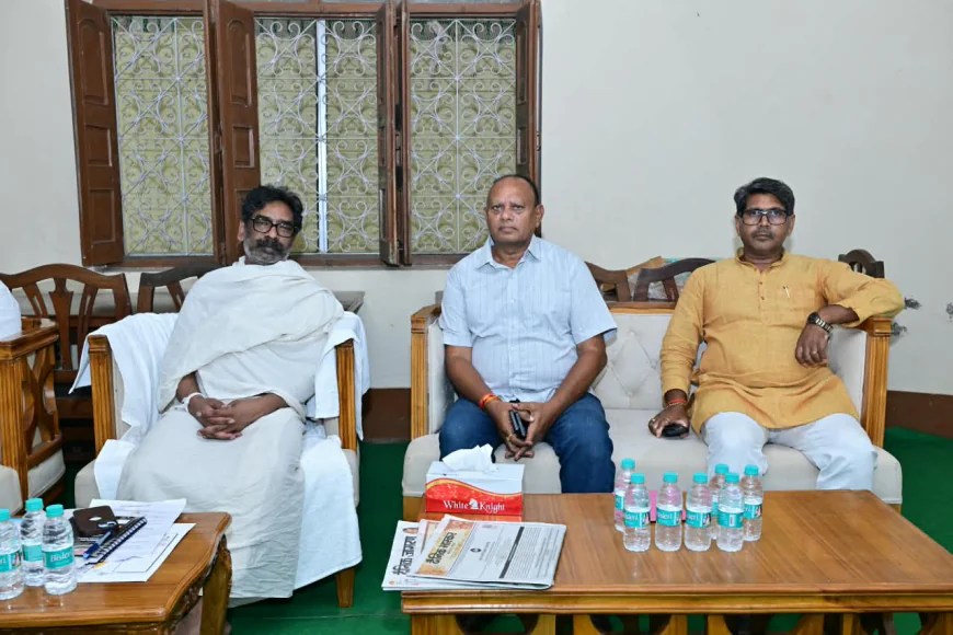 नेमरा में दिवंगत रूपी सोरेन को श्रद्धांजलि देने पहुंचे केंद्रीय मंत्री, मंत्री-विधायक और विभिन्न दलों के नेता, हेमंत सोरेन से मिलकर जताया शोक