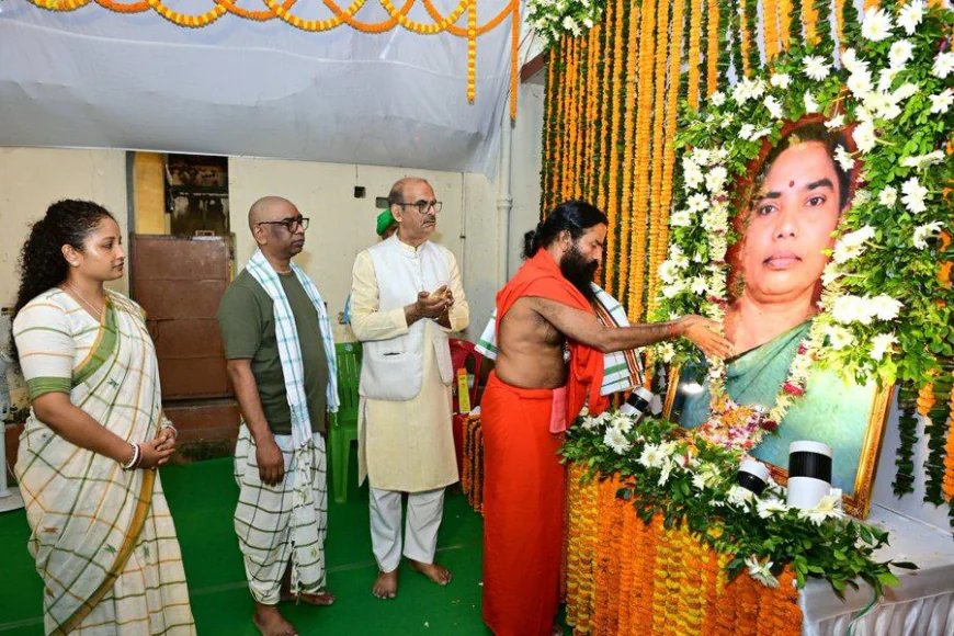 हेमंत सोरेन की मां रूपी सोरेन को श्रद्धांजलि देने पहुंचे बाबा रामदेव